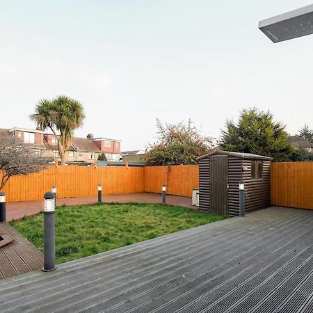 Beautiful 4 Bed Immaculate Condition Refurbished Property Ромфорд Екстериор снимка