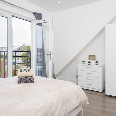 Beautiful 4 Bed Immaculate Condition Refurbished Property Ромфорд Екстериор снимка