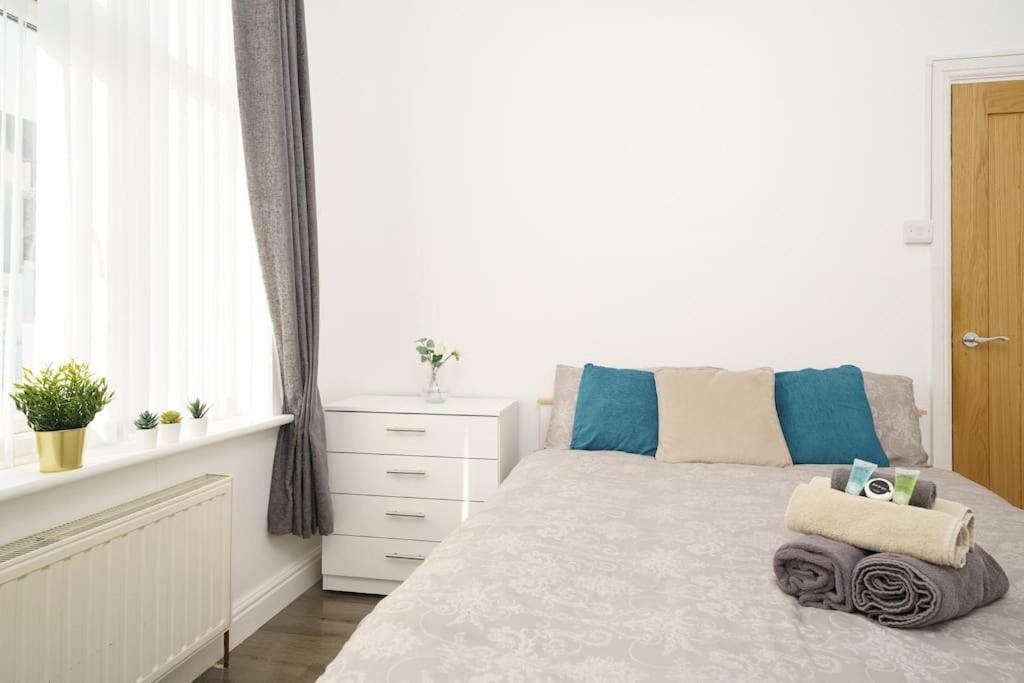 Beautiful 4 Bed Immaculate Condition Refurbished Property Ромфорд Екстериор снимка