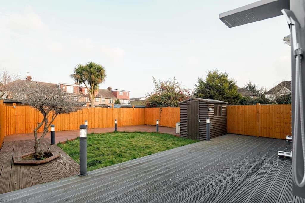 Beautiful 4 Bed Immaculate Condition Refurbished Property Ромфорд Екстериор снимка