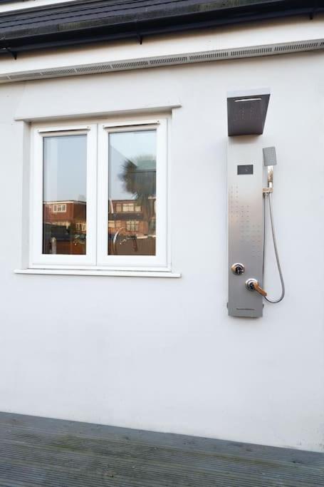 Beautiful 4 Bed Immaculate Condition Refurbished Property Ромфорд Екстериор снимка