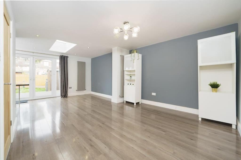 Beautiful 4 Bed Immaculate Condition Refurbished Property Ромфорд Екстериор снимка