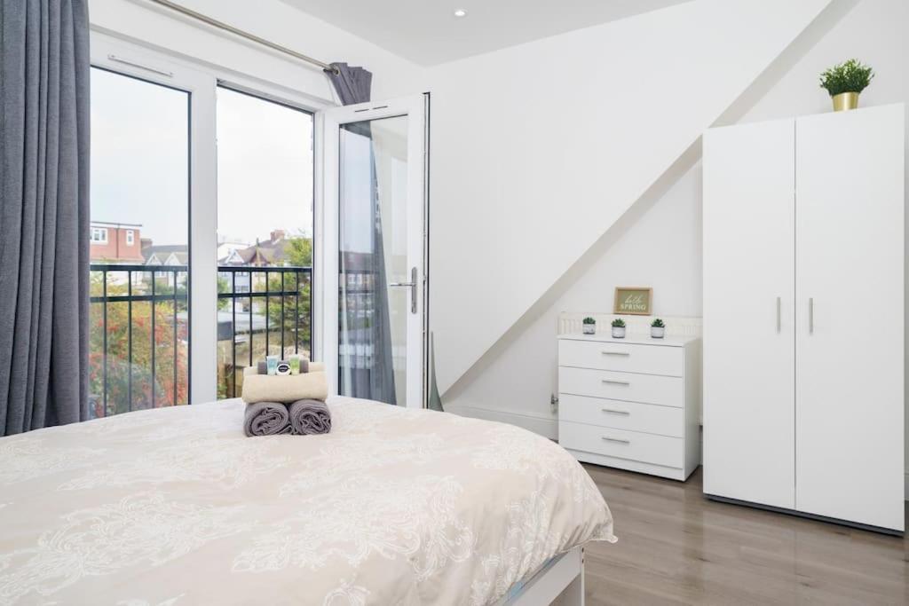 Beautiful 4 Bed Immaculate Condition Refurbished Property Ромфорд Екстериор снимка
