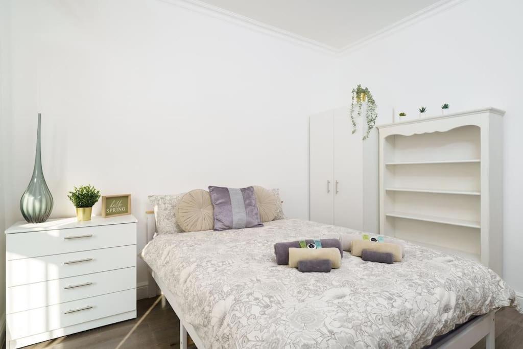 Beautiful 4 Bed Immaculate Condition Refurbished Property Ромфорд Екстериор снимка