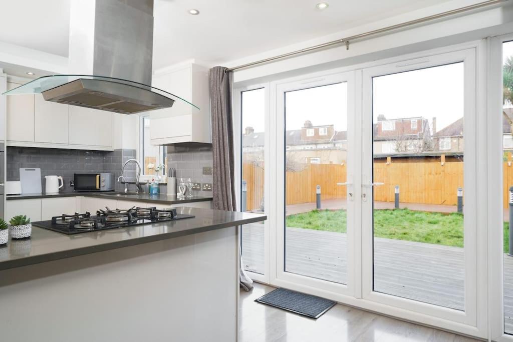 Beautiful 4 Bed Immaculate Condition Refurbished Property Ромфорд Екстериор снимка