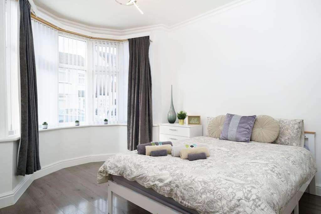 Beautiful 4 Bed Immaculate Condition Refurbished Property Ромфорд Екстериор снимка