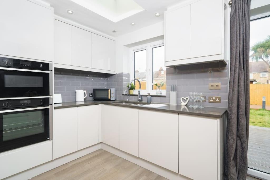 Beautiful 4 Bed Immaculate Condition Refurbished Property Ромфорд Екстериор снимка