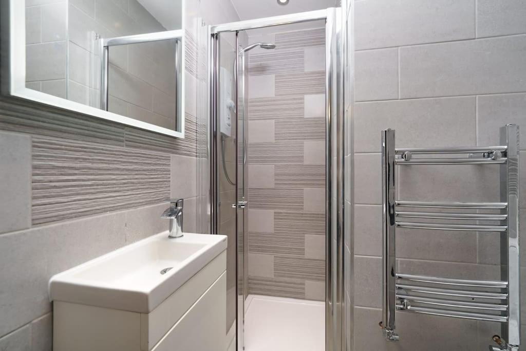 Beautiful 4 Bed Immaculate Condition Refurbished Property Ромфорд Екстериор снимка