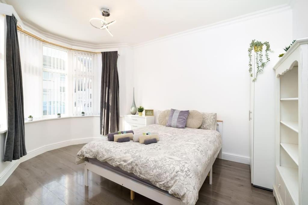 Beautiful 4 Bed Immaculate Condition Refurbished Property Ромфорд Екстериор снимка