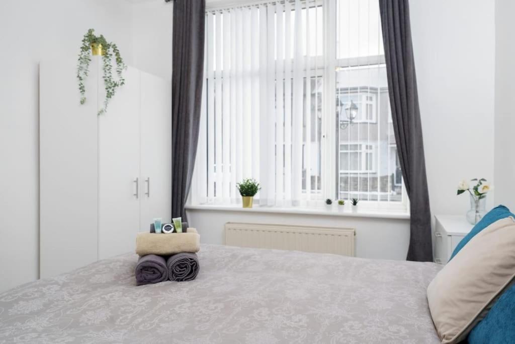Beautiful 4 Bed Immaculate Condition Refurbished Property Ромфорд Екстериор снимка