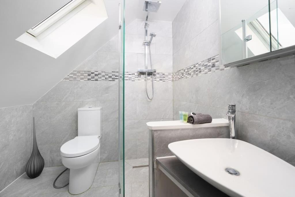 Beautiful 4 Bed Immaculate Condition Refurbished Property Ромфорд Екстериор снимка
