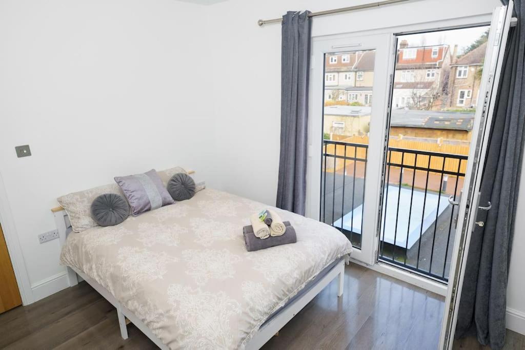 Beautiful 4 Bed Immaculate Condition Refurbished Property Ромфорд Екстериор снимка