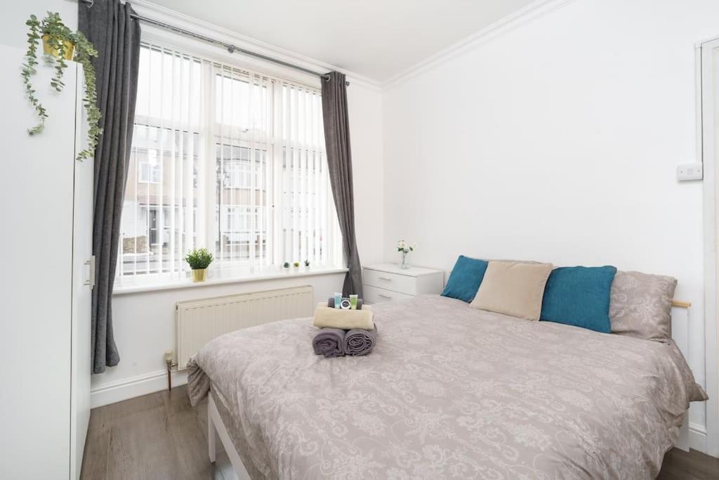 Beautiful 4 Bed Immaculate Condition Refurbished Property Ромфорд Екстериор снимка